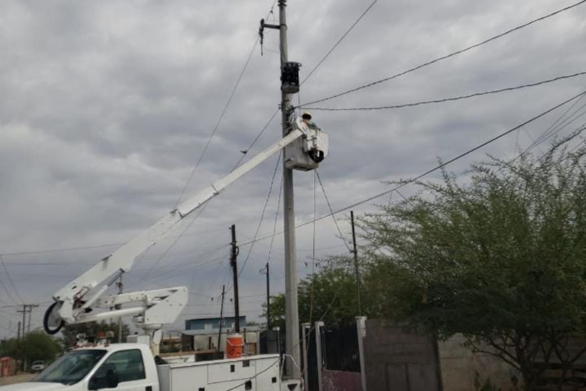 Refuerzan postes de CFE en Mexicali ante fuertes vientos