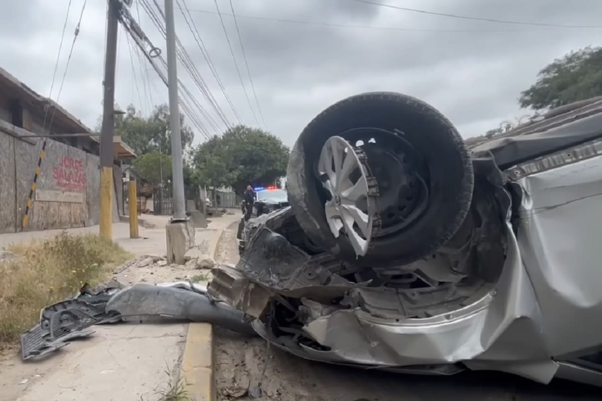 Madre e hijo sufren accidente de auto