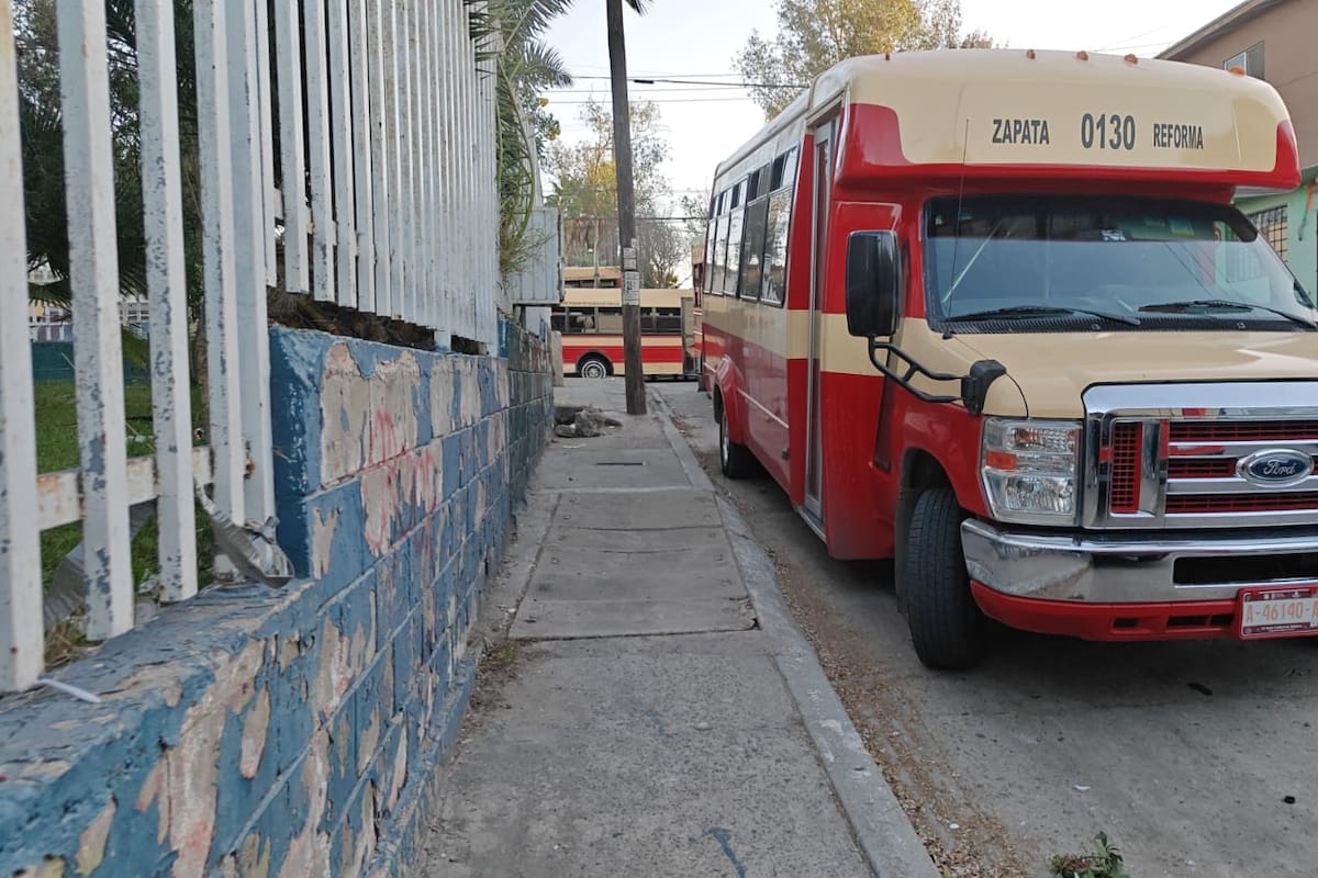 Calafias rojas suspenden servicio en Sánchez Taboada por calles dañadas y bloqueos