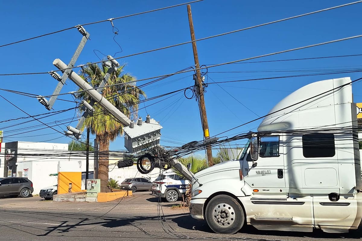 Choca tráiler contra poste de CFE que sostenía un transformador de energía; no deja lesionados pero sí daños