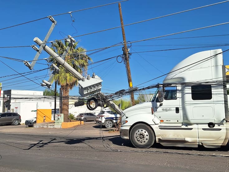 Choca tráiler contra poste de CFE que sostenía un transformador de energía; no deja lesionados pero sí daños