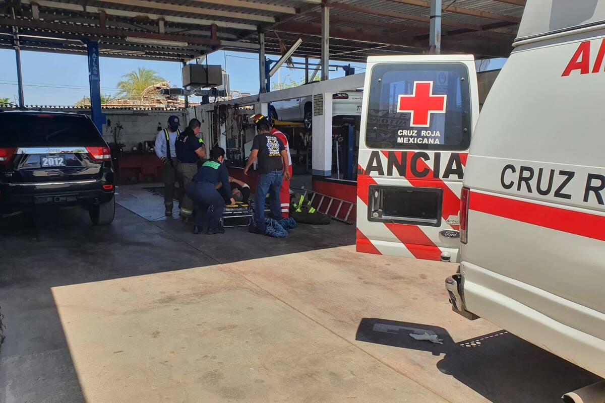 VIDEO: Hombre resbala y cae a fosa de taller mecánico