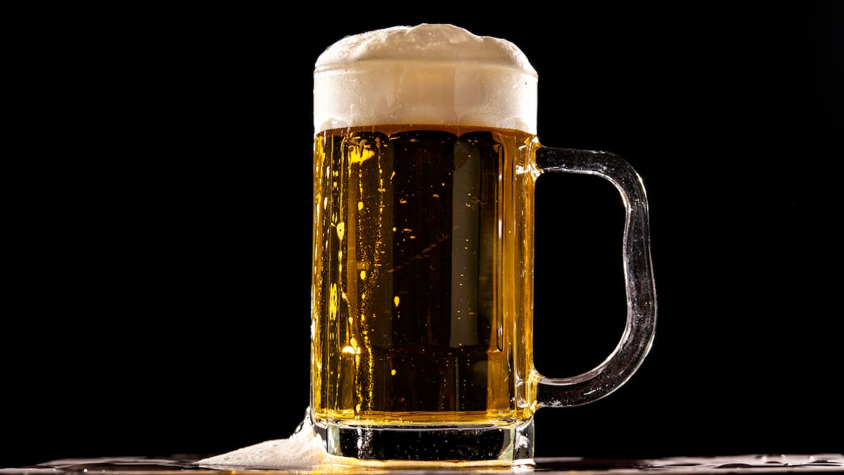 Un nuevo estudio advierte que muchas cervezas sin alcohol no son tan saludables como parecen, debido a su alto contenido de azúcar y carbohidratos/Foto: Canva