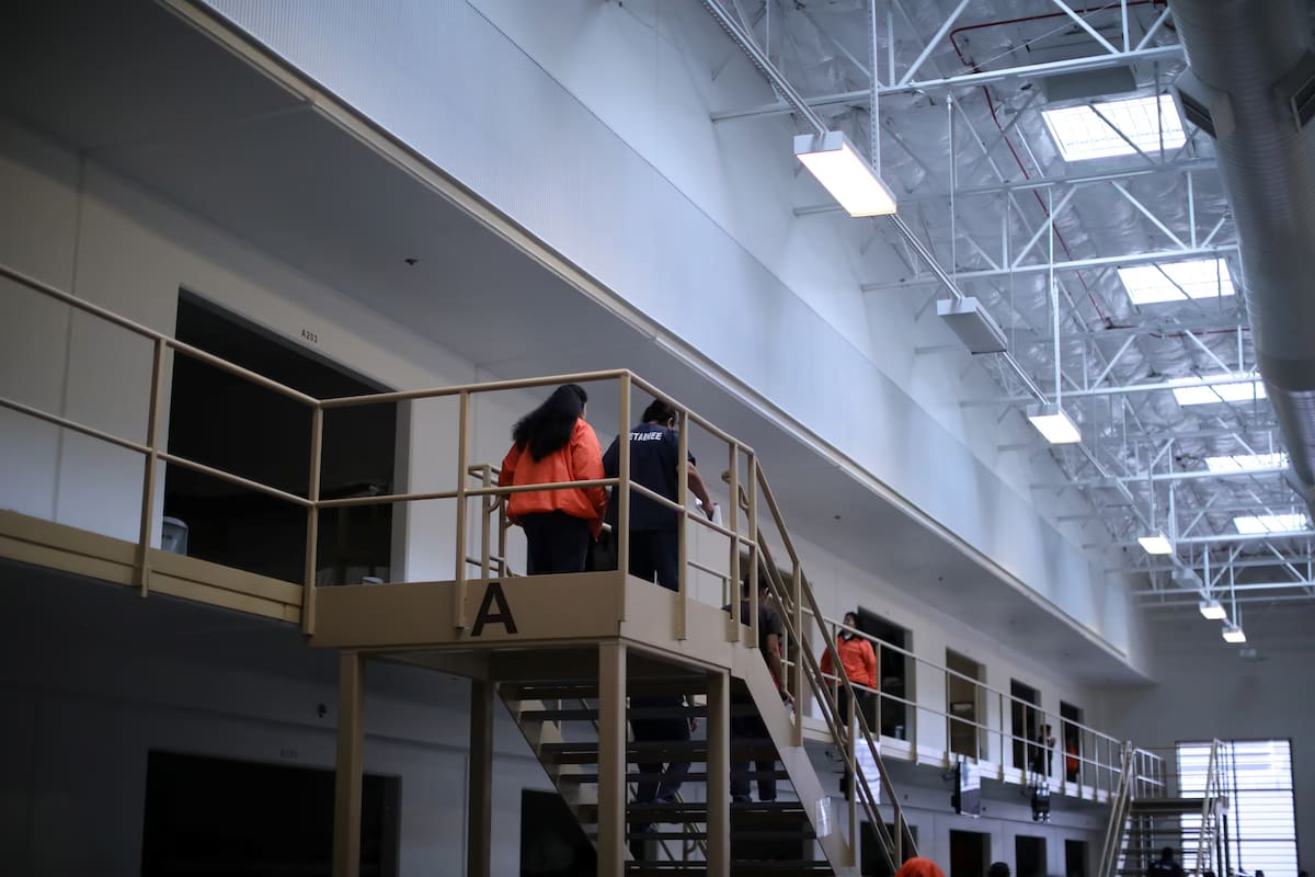 ICE niega liberar migrantes por brote de COVID-19 en centro de detención de California foto: reuters