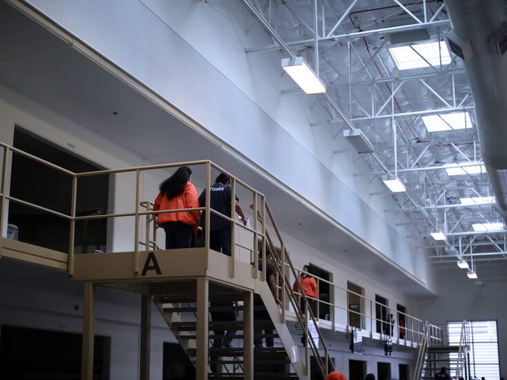 Un juez federal impide que ICE envíe a jóvenes migrantes no acompañados a cárceles de adultos al cumplir 18 años, reforzando su protección legal en EE.UU