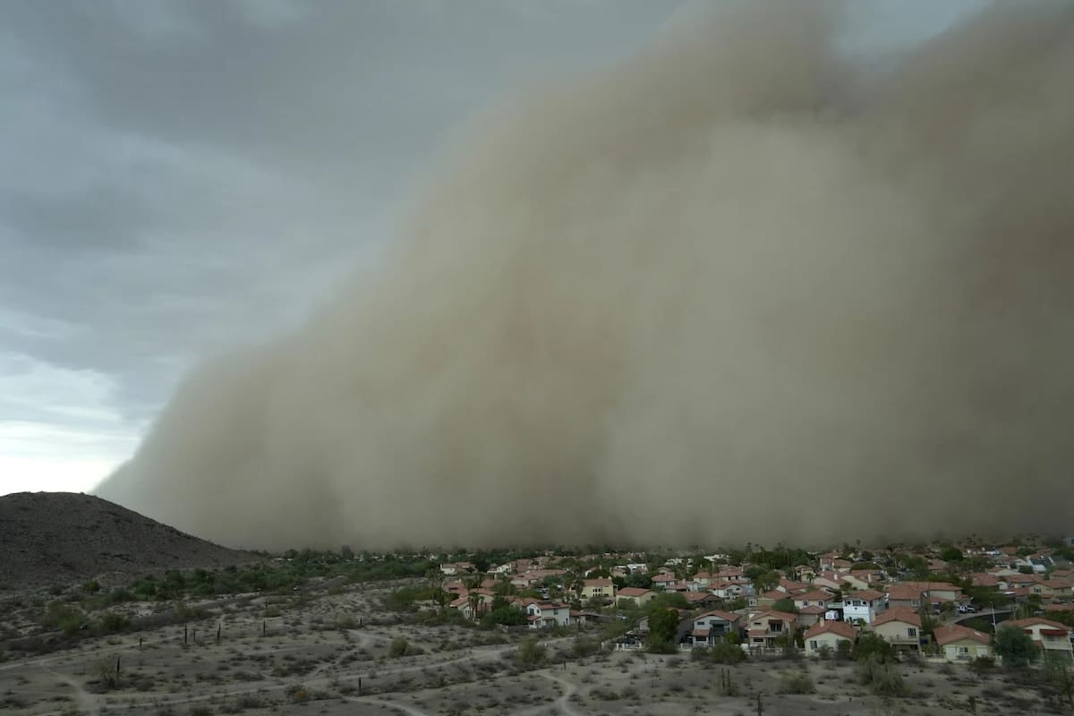Una gigantesca tormenta de polvo se acerca al área metropolitana de Phoenix mientras una tormenta monzónica eleva el polvo al aire, el lunes 25 de agosto de 2025, en Phoenix. | Crédito: AP/Ross D. Franklin