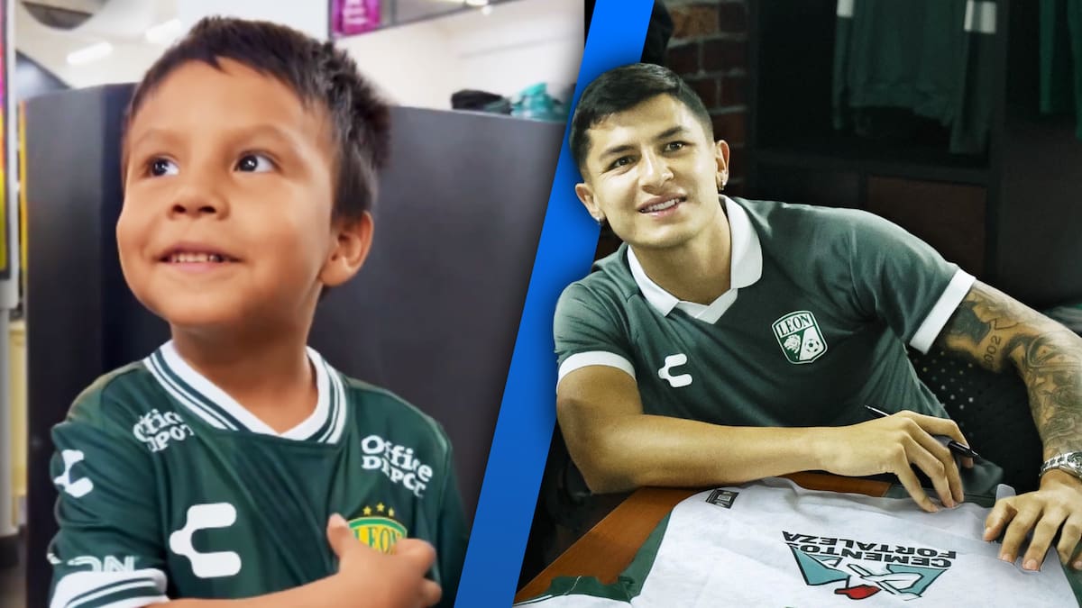 Iván Moreno, jugador de León, le regala el nueva playera a un niño aficionado de La Fiera