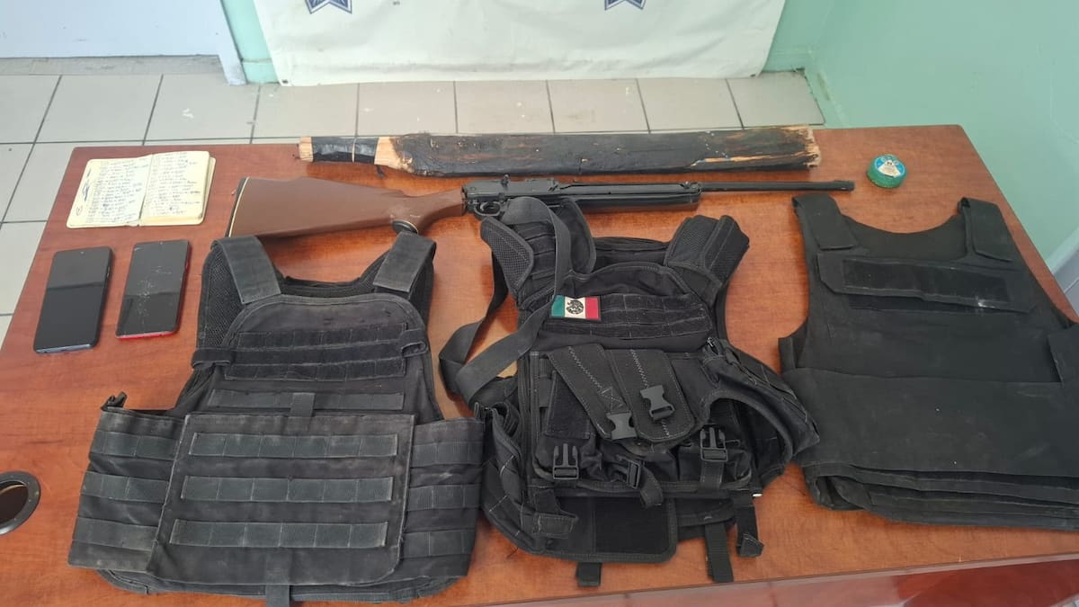 También fueron localizados tres forros de chalecos tácticos, uno sin placa y dos con placa l Foto: Cortesía
