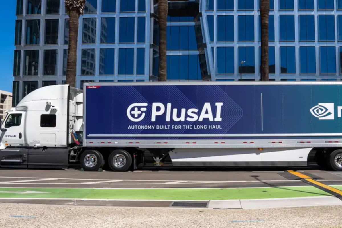 Ladrones robaron dos remolques de PlusAI pensando que transportaban tecnología de alto valor por llevar los logotipos de Nvidia, pero terminaron abandonándolos al descubrir que en realidad cargaban más de 18 toneladas de arena usada para simular mercancías durante las pruebas de camiones autónomos