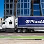 Ladrones robaron dos remolques de PlusAI pensando que transportaban tecnología de alto valor por llevar los logotipos de Nvidia, pero terminaron abandonándolos al descubrir que en realidad cargaban más de 18 toneladas de arena usada para simular mercancías durante las pruebas de camiones autónomos
