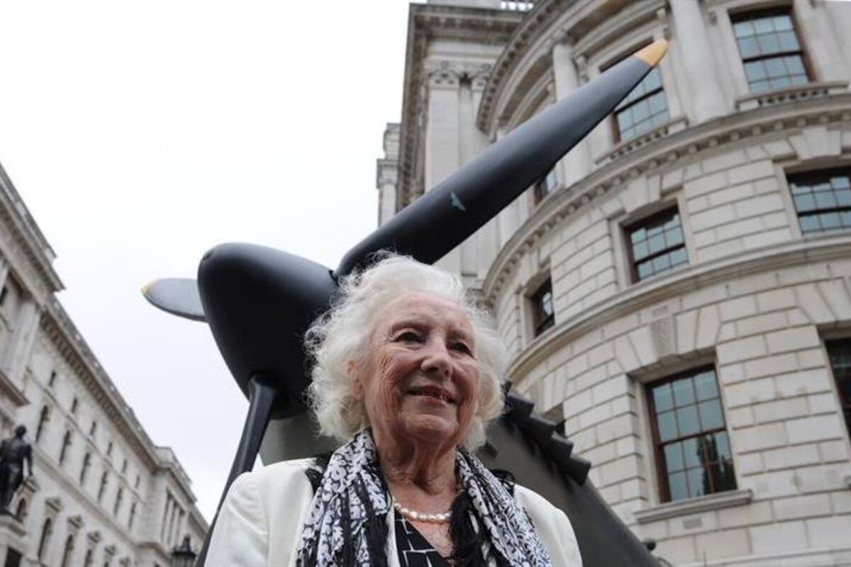 Muere Vera Lynn, artista que motivó a soldados de la Segunda Guerra Mundial