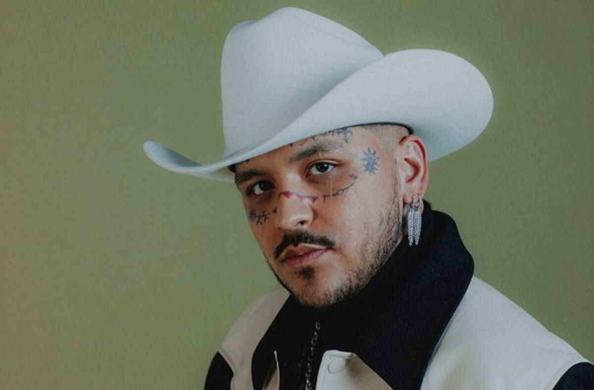 Christian Nodal realizó su interpretación junto al mariachi.