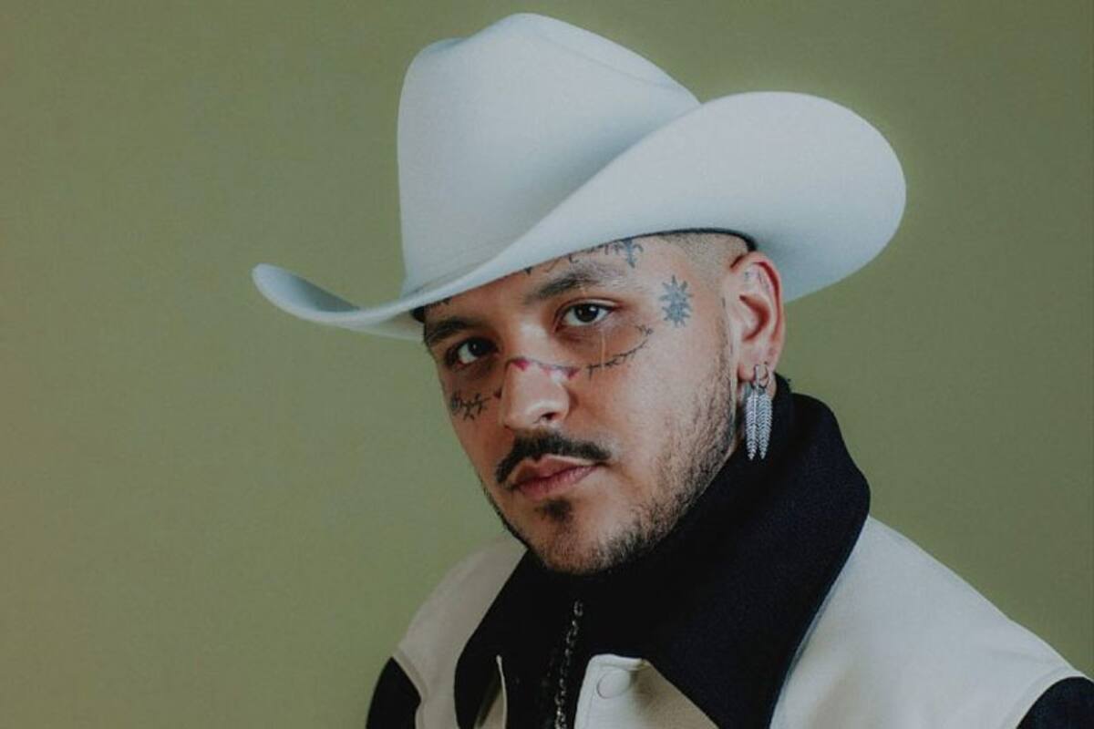 Christian Nodal refresca el mariacheño