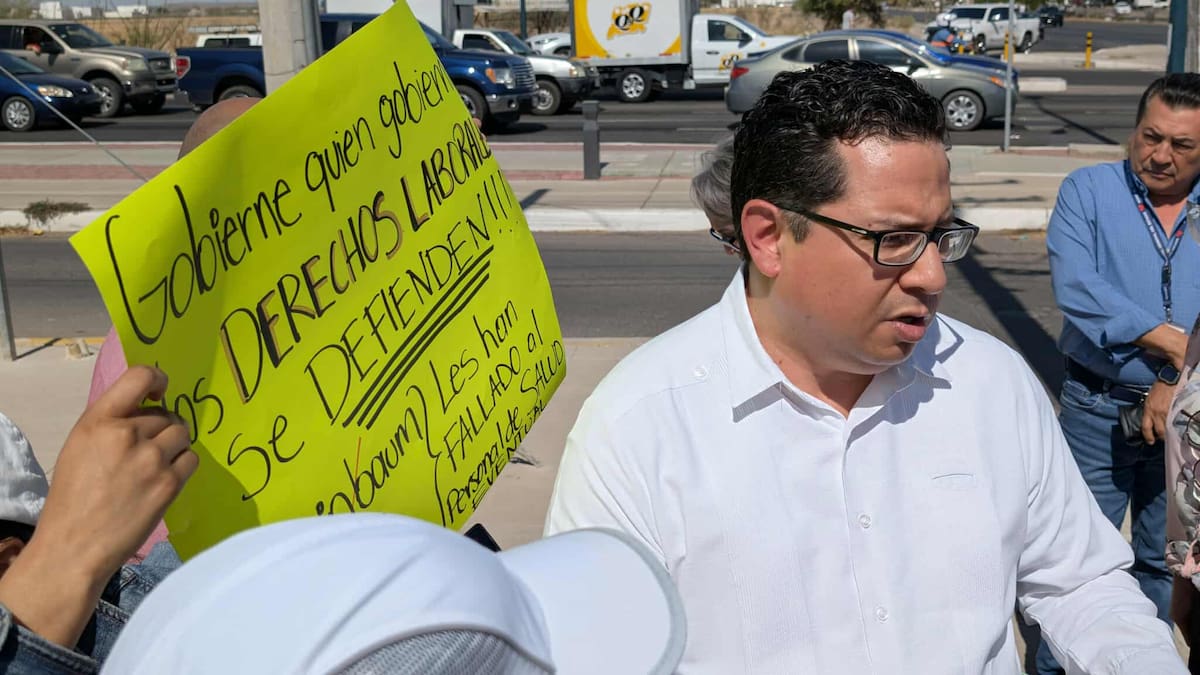 El Secretario de Salud José Luis Alomía Zegarra acudió para dialogar con los manifestantes del IMSS Bienestar que bloqueaban Luis Donaldo Colosio y Carlos Quintero Arce. FOTO: JULIÁN ORTEGA
