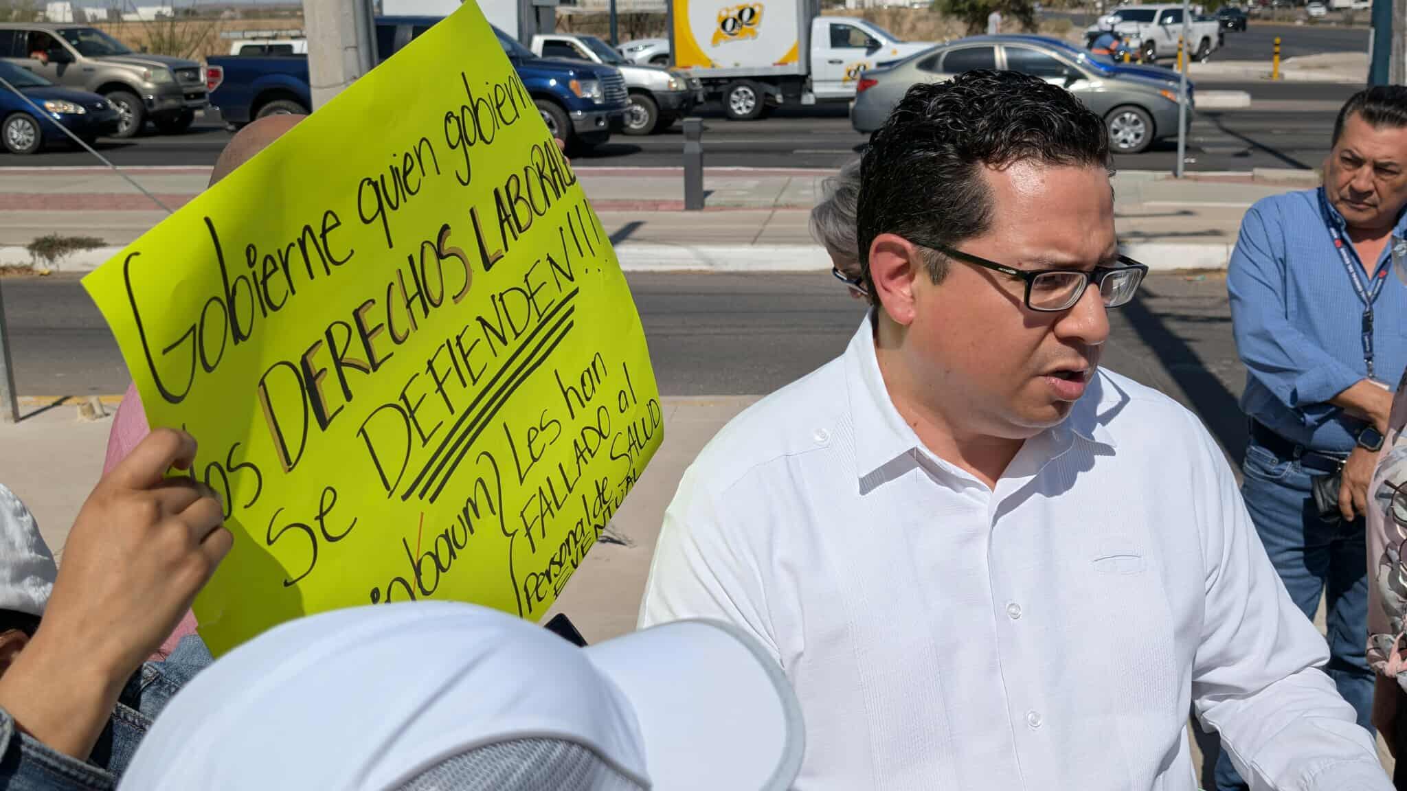 El Secretario de Salud José Luis Alomía Zegarra acudió para dialogar con los manifestantes del IMSS Bienestar que bloqueaban Luis Donaldo Colosio y Carlos Quintero Arce. FOTO: JULIÁN ORTEGA