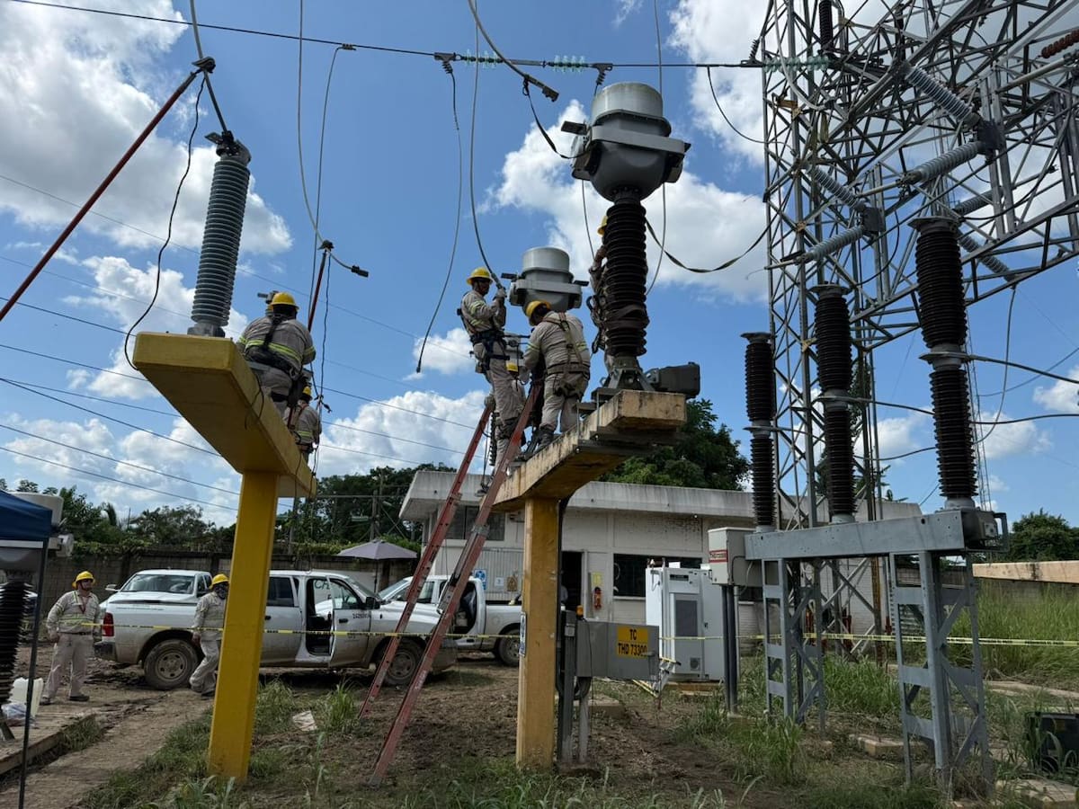 CFE mantiene trabajos continuos día y noche ante afectaciones por lluvias en México.