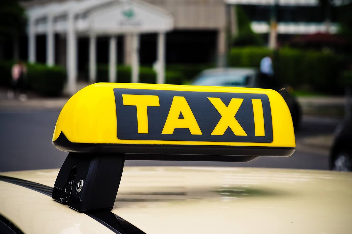 "No es ley, es de corazón": Taxista veracruzano no cobra pasaje a médicos ni a personas vulnerables
