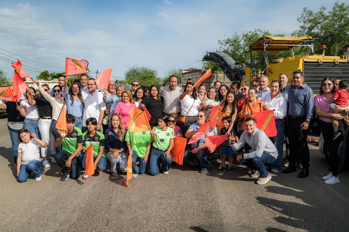 El alcalde Antonio Astiazarán acompañó a residentes y funcionarios municipales durante el arranque de trabajos en una vialidad de Hermosillo. FOTO: ESPECIAL