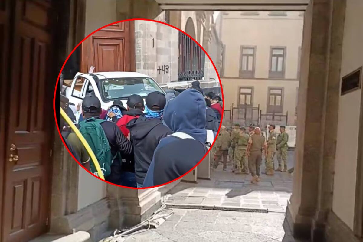 Presuntos normalistas de Ayotzinapa intentan entrar a Palacio Nacional en mañanera de AMLO