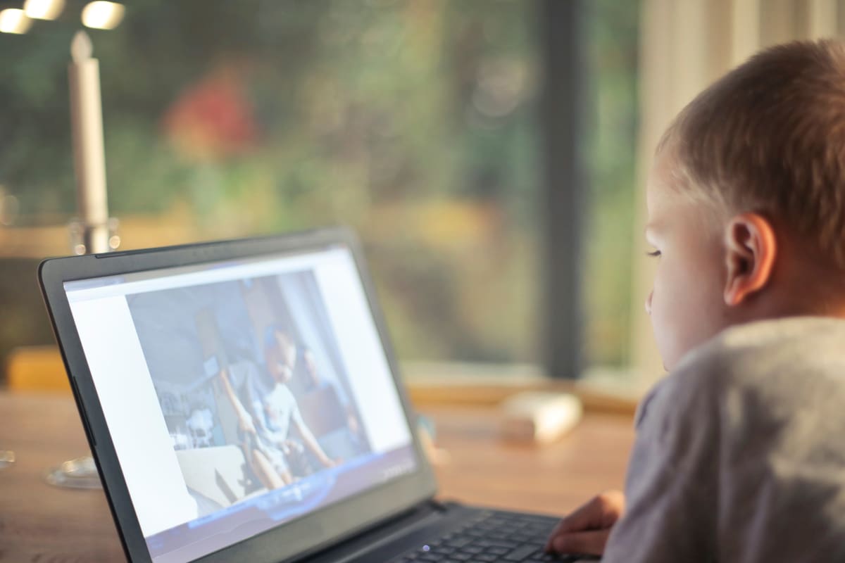 Ver videos al doble de velocidad está reprogramando tu cerebro: este es el grupo de edad más afectado