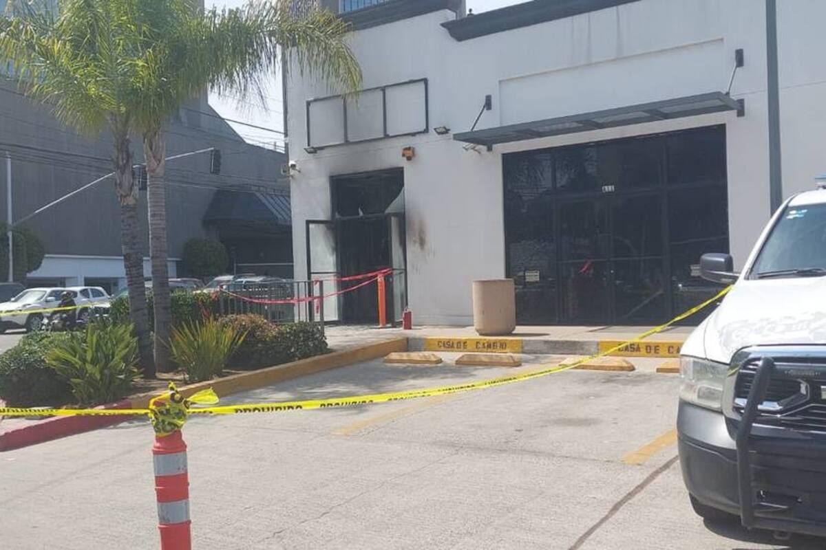 Indagan causa de incendio en negocio