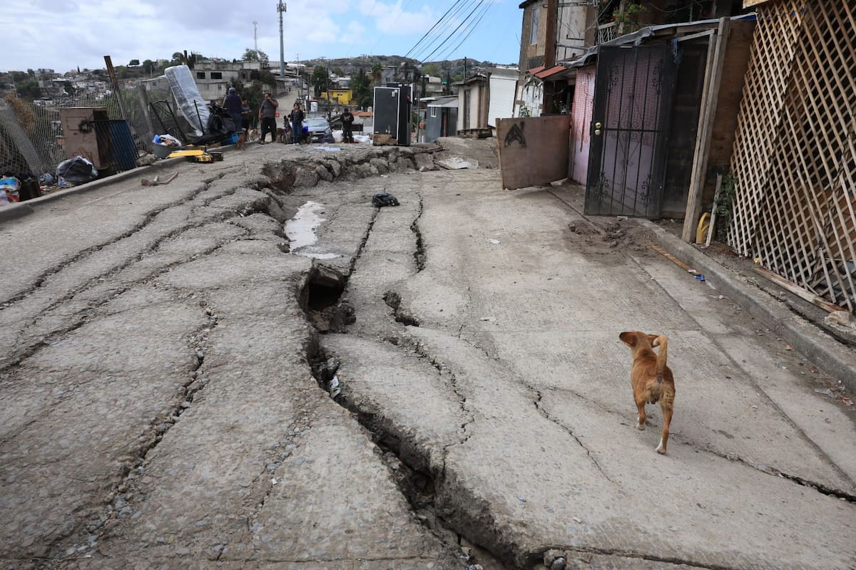 Habitantes de la colonia 3 de Octubre retiran sus pertenencias ante el hundimiento de la calle Punta Arenas y las grietas en sus viviendas. Foto: Sergio Ortiz