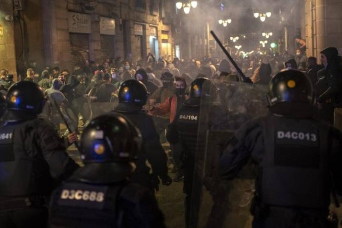 Choques en protestas contra medidas por Covid-19 en Barcelona