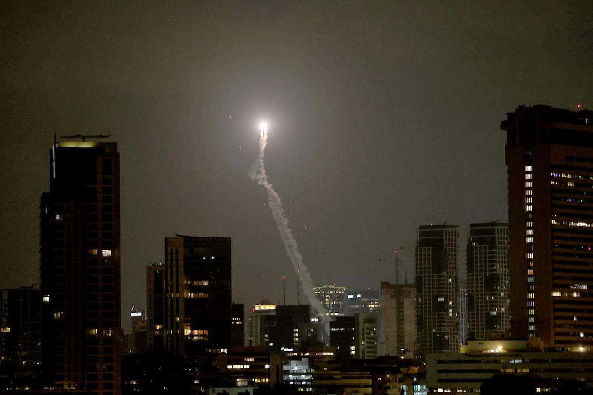 La Cúpula de Hierro, el sistema de defensa aérea israelí, intercepta misiles disparados desde Irán sobre Tel Aviv, Israel. EFE/ Atef Safadi