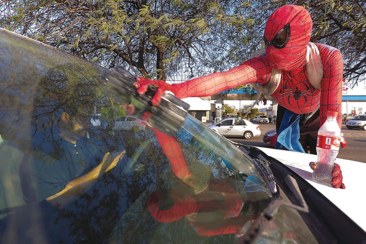 El “Spiderman del Progreso”: el limpiaparabrisas que trabaja bajo el sol de Hermosillo vestido de superhéroe