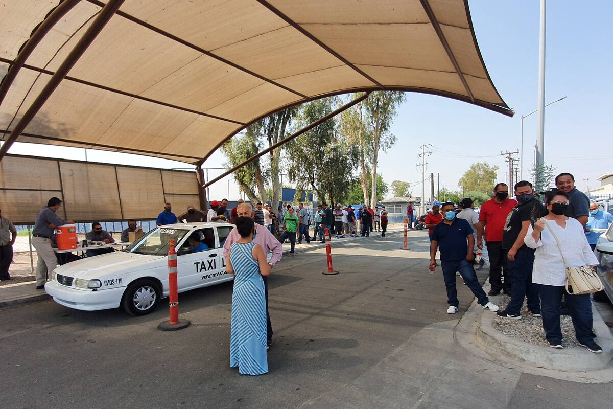 Protestan taxistas en Simutra