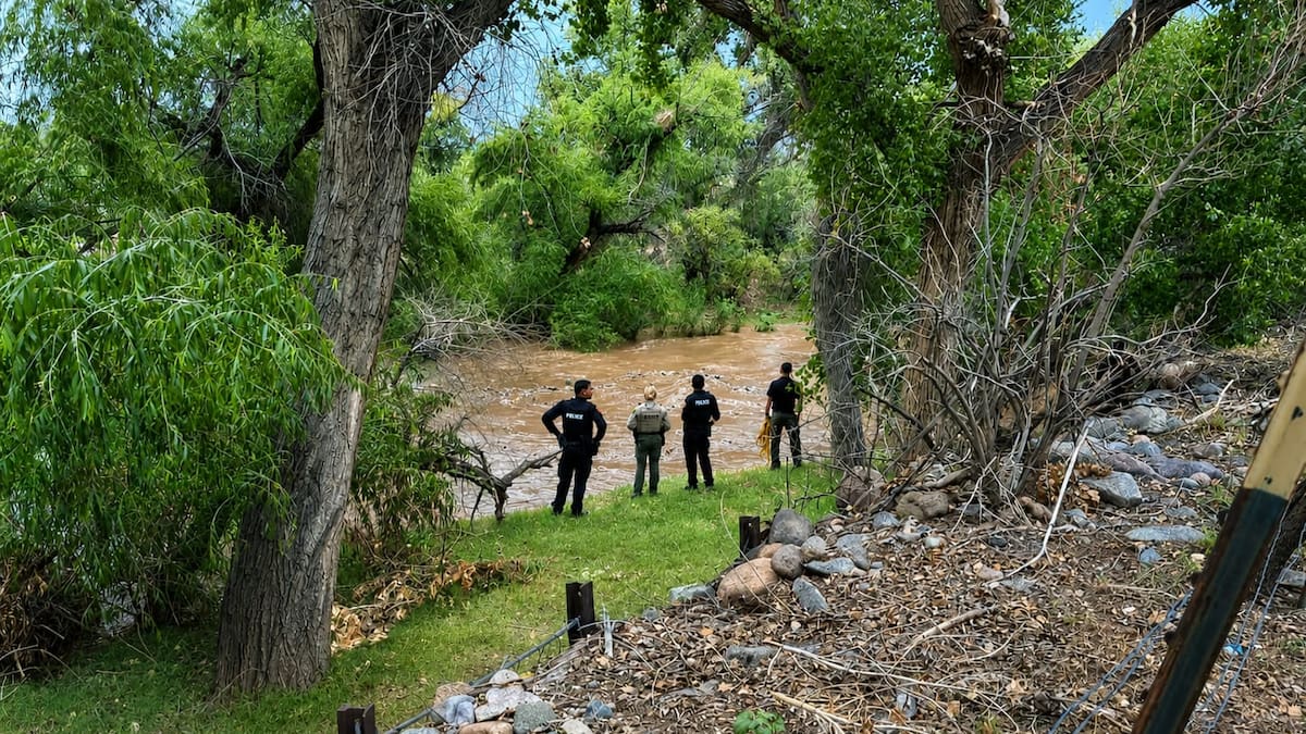 Dos personas siguen desaparecidas tras ser arrastradas por un arroyo en Nogales; las buscan equipos de emergencia de Sonora y Arizona