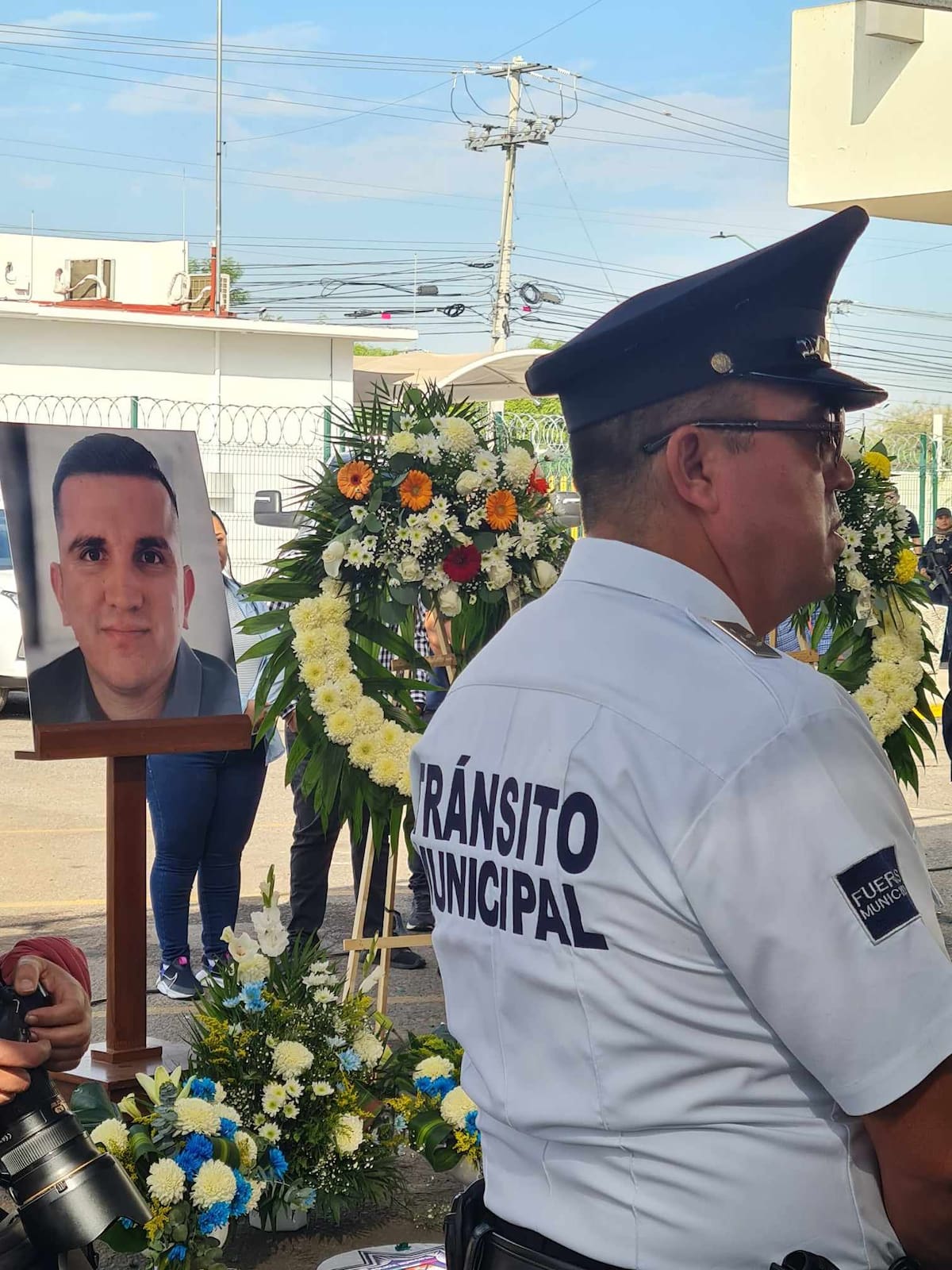 En el evento de despedida del oficial estaba presente el alcalde de Hermosillo, Antonio Astiazarán Gutiérrez y su esposa Paty Ruibal, la familia del oficial y altos mandos de la corporación municipal.