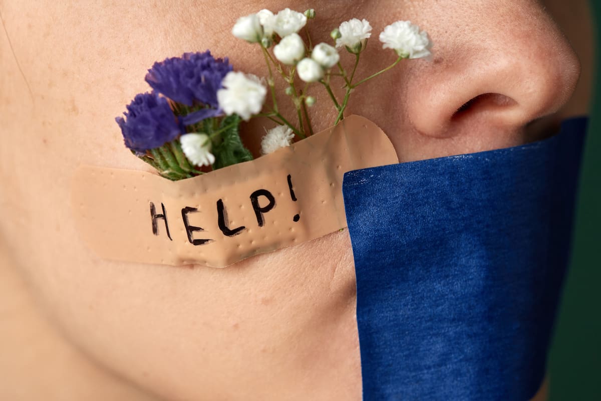 ¿Moda saludable o riesgo nocturno? Médico advierte sobre los peligros de sellarse la boca para dormir