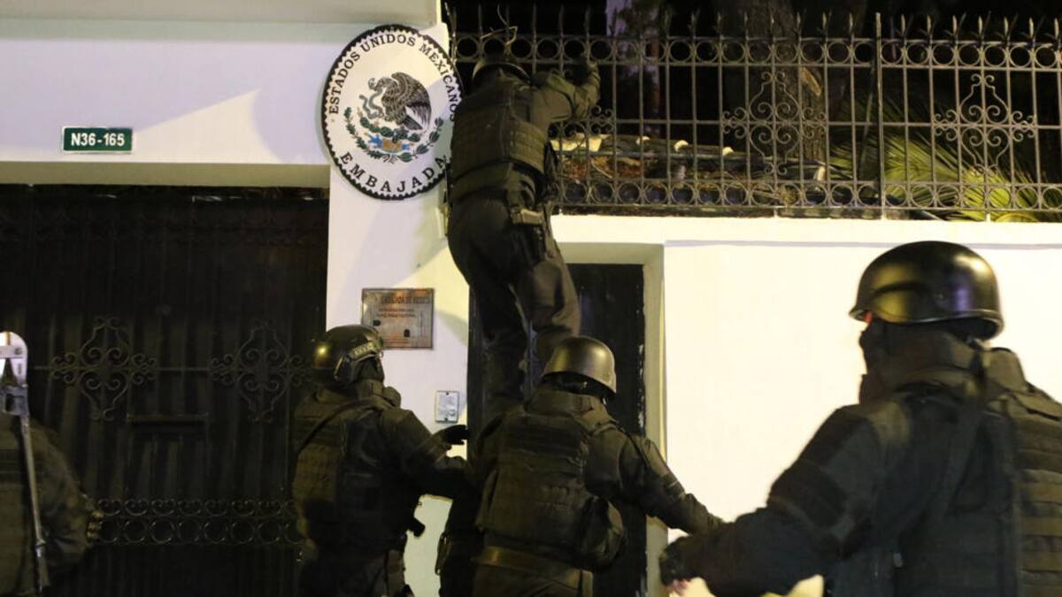 Agentes especiales de Ecuador antes de asaltar la Embajada de México para detener al ex vicepresidente Jorge Glas. / Foto: Especial