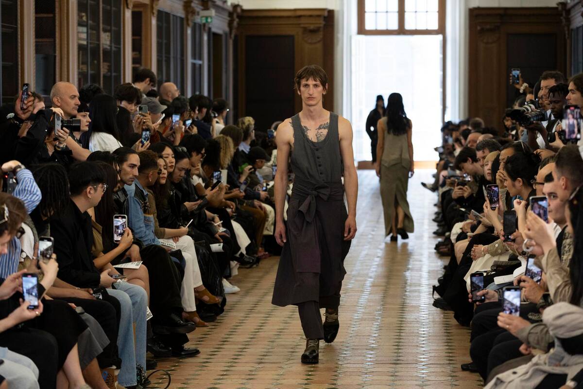 Pase de la colección primavera-verano 2025 de Ziggy Chen durante la Semana de la moda de París.