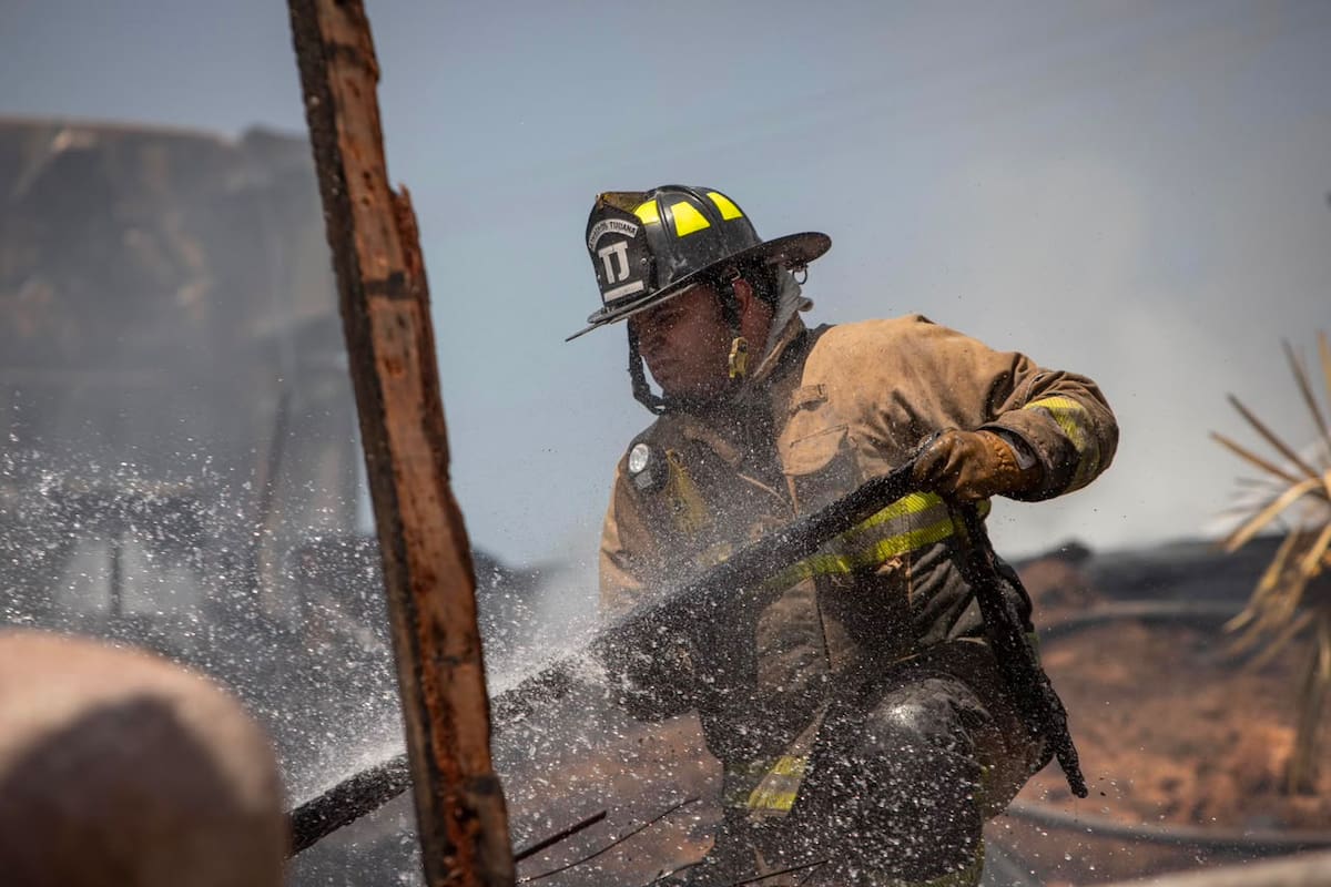 Incendio consume vivienda y cuartos en Lomas de Matamoros; participan 40 bomberos