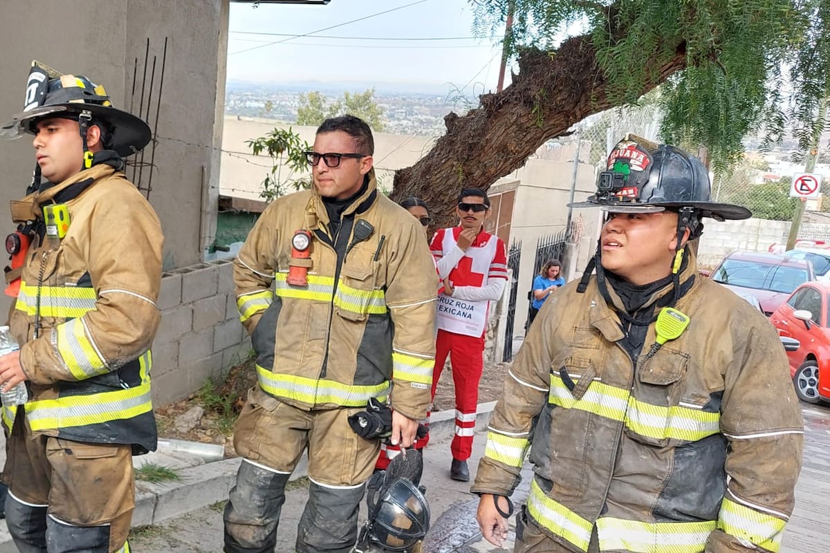 Bomberos Tijuana rescatan a tres personas inconscientes dentro de domicilio
