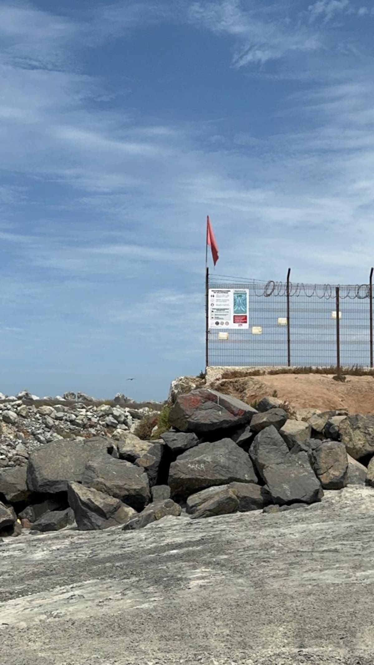 Tras dos fallecimientos por ahogamiento durante el inicio del verano, Salvavidas reforzó la señalización y las medidas preventivas en la playa de la Termoeléctrica, considerada de alto riesgo.
Fotos: Carmen Gutiérrez.