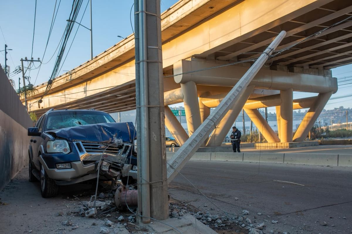 Choque contra poste en Tijuana deja a mujer en el lugar; conductor huye