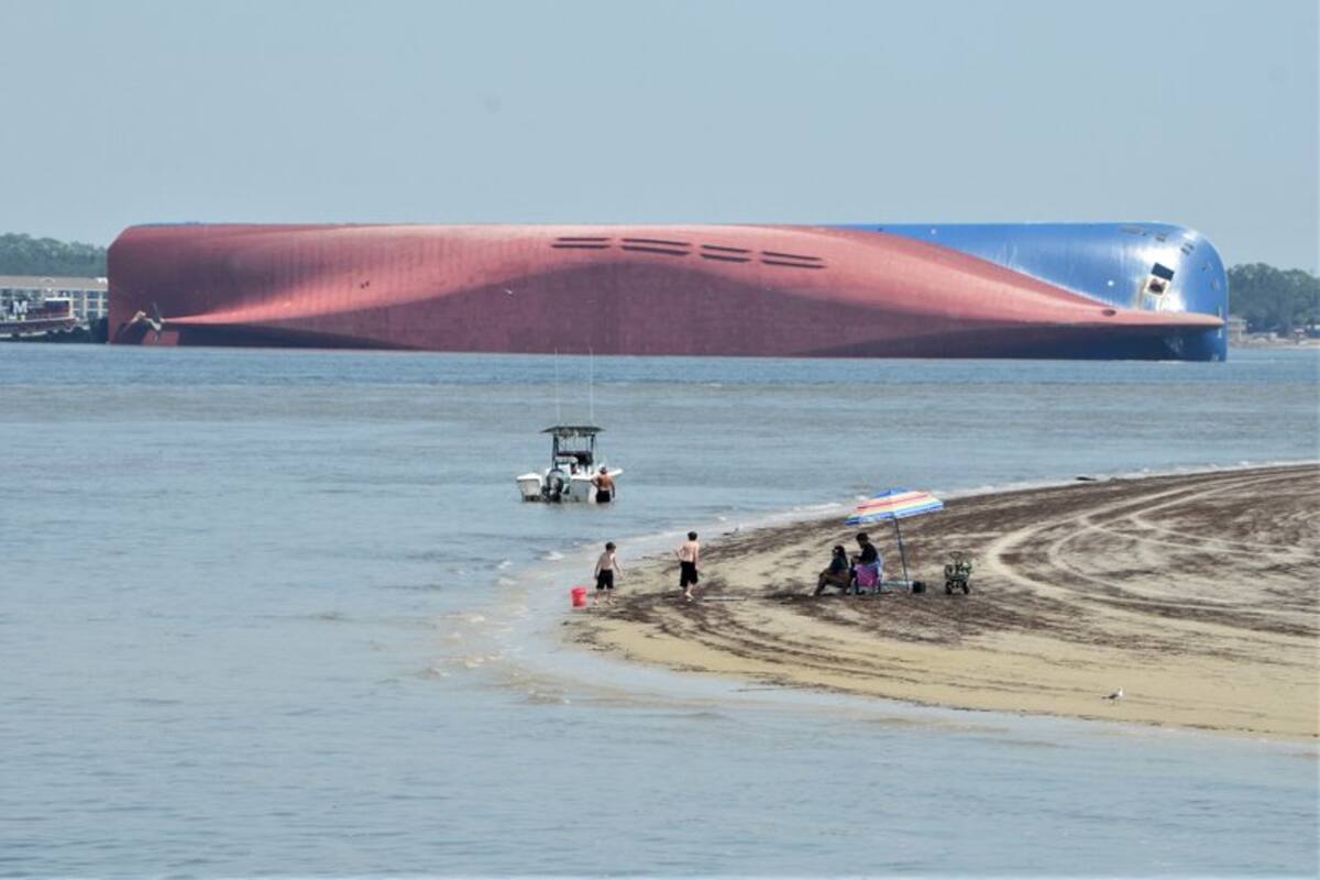 Guardia Costera contacta a 4 tripulantes atrapados en barco volcado en Georgia