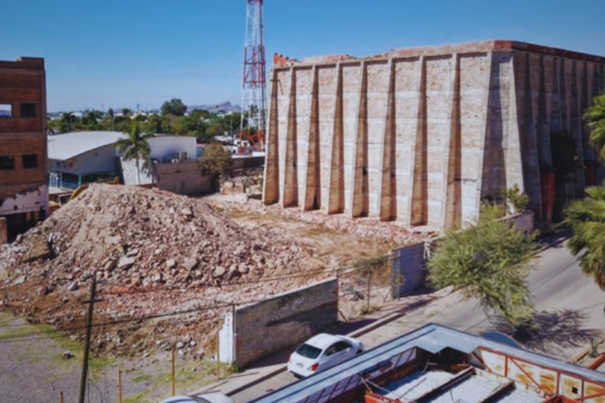 Derriban edificio antiguo en colonia El Mariachi