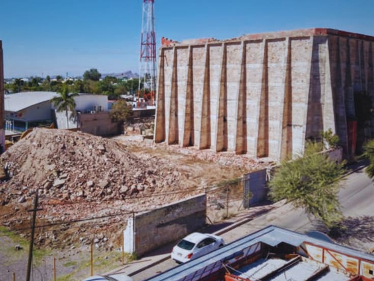 Derriban edificio antiguo en colonia El Mariachi