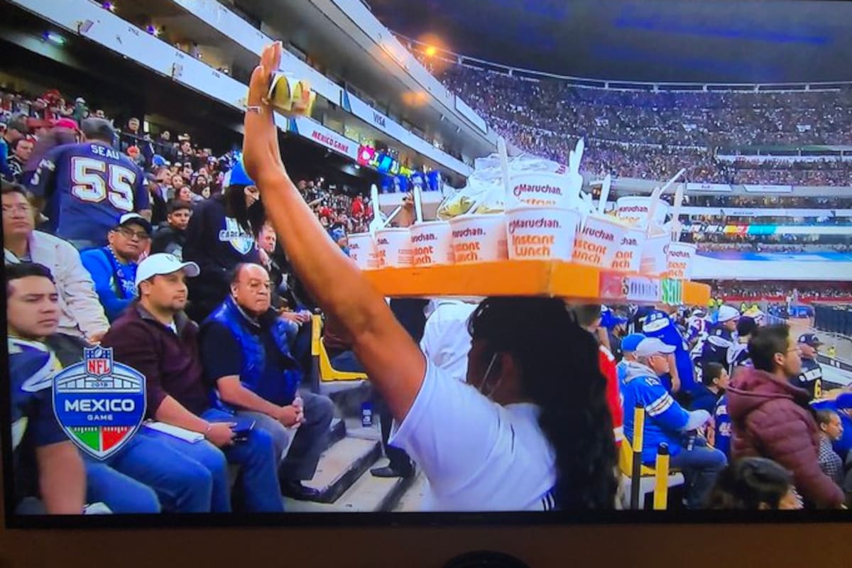 Los cometarios que desató la vendedora de Maruchan en el Estadio Azteca durante partido de la NFL