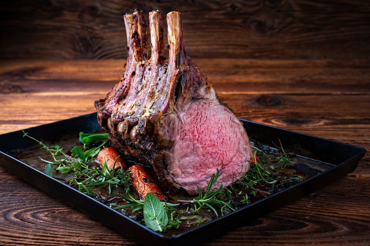 Costillar de cordero en costra de chile ancho y cacao