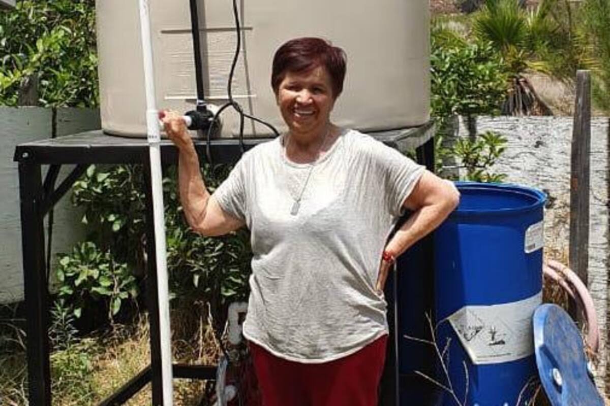 Entrega Marco Novelo tinacos en la zona sur de Ensenada