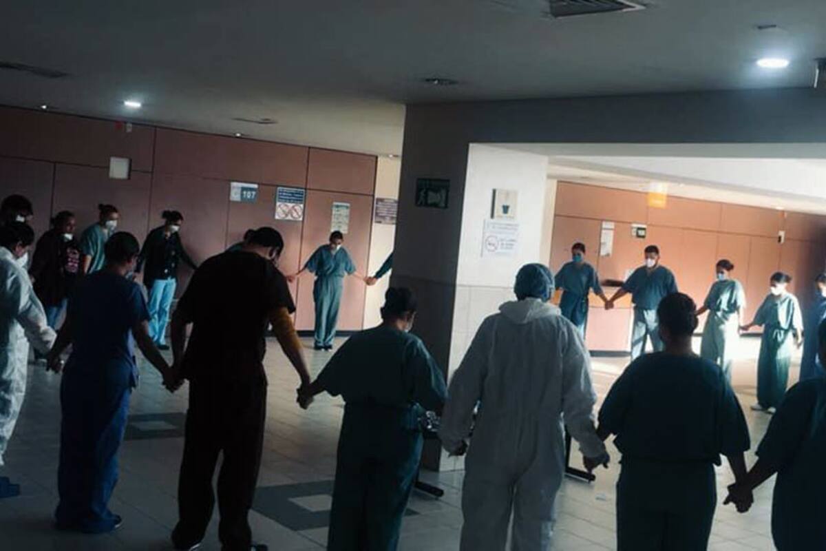 Personal médico reza antes de iniciar lucha contra Covid-19 en Tijuana