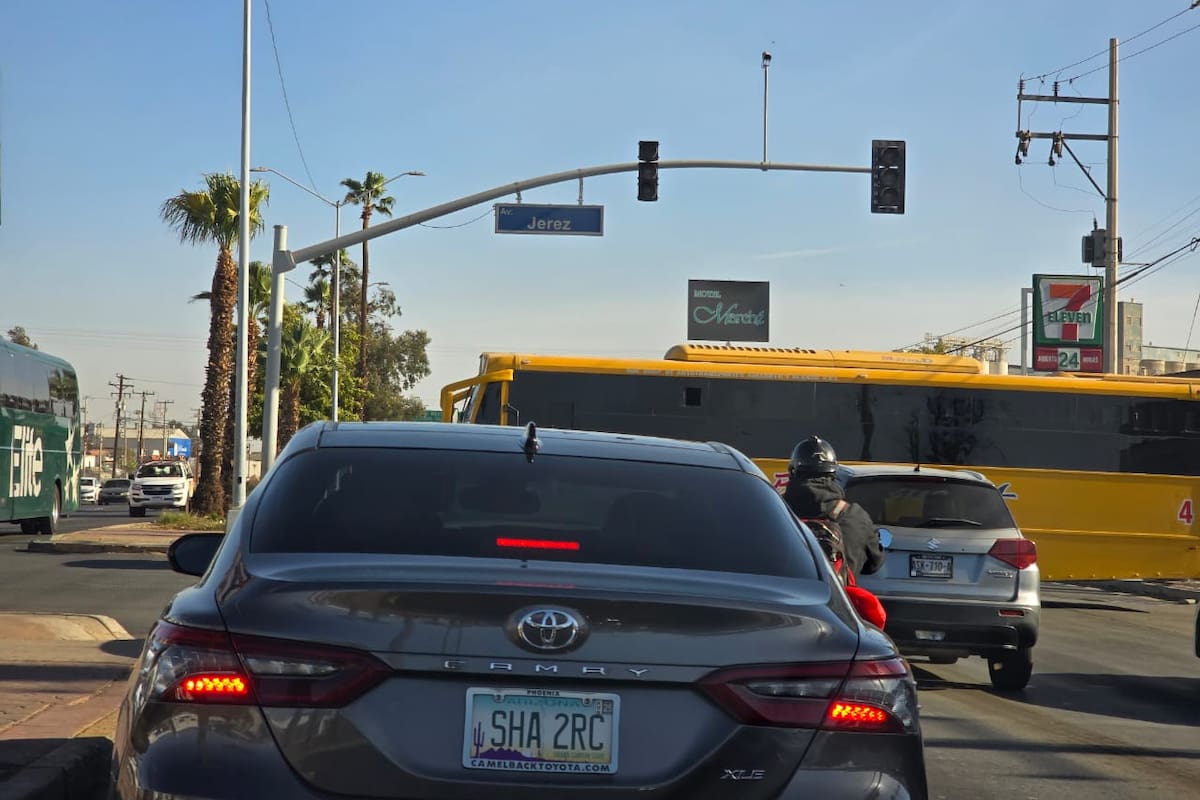 Caos vial por semáforos sin electricidad en Mexicali tras vientos