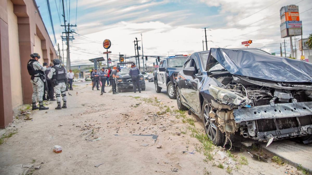 Choque entre unidad federal y vehículo particular en Macroplaza Tijuana deja daños materiales