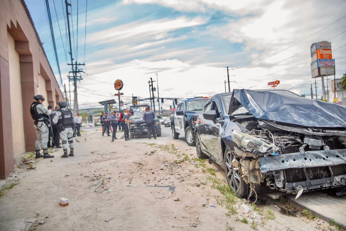 Choque entre unidad federal y vehículo particular en Macroplaza Tijuana deja daños materiales