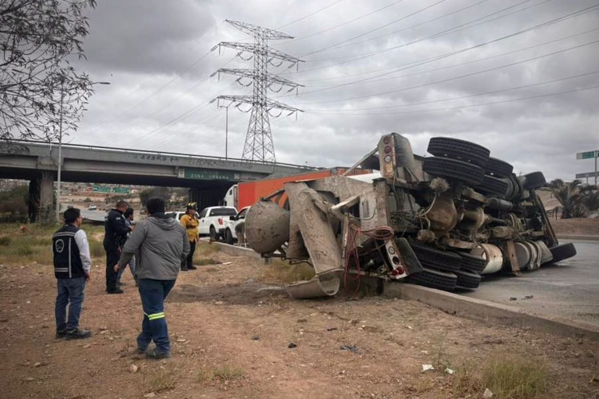 Vuelca camión de concreto en bulevar 2000